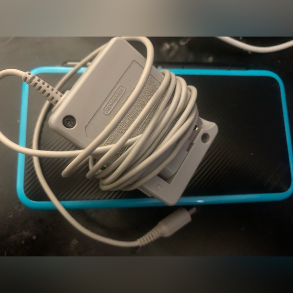 New Nintendo 2DS XL Black/Blue, no stylus - Picture 3 of 3